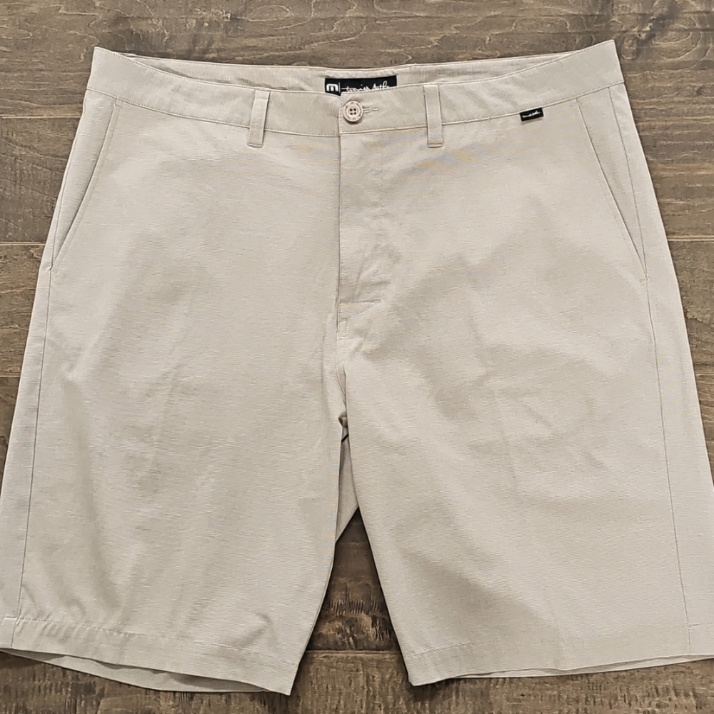 Travis Mathew Light Beige Flat Front Shorts sz 38